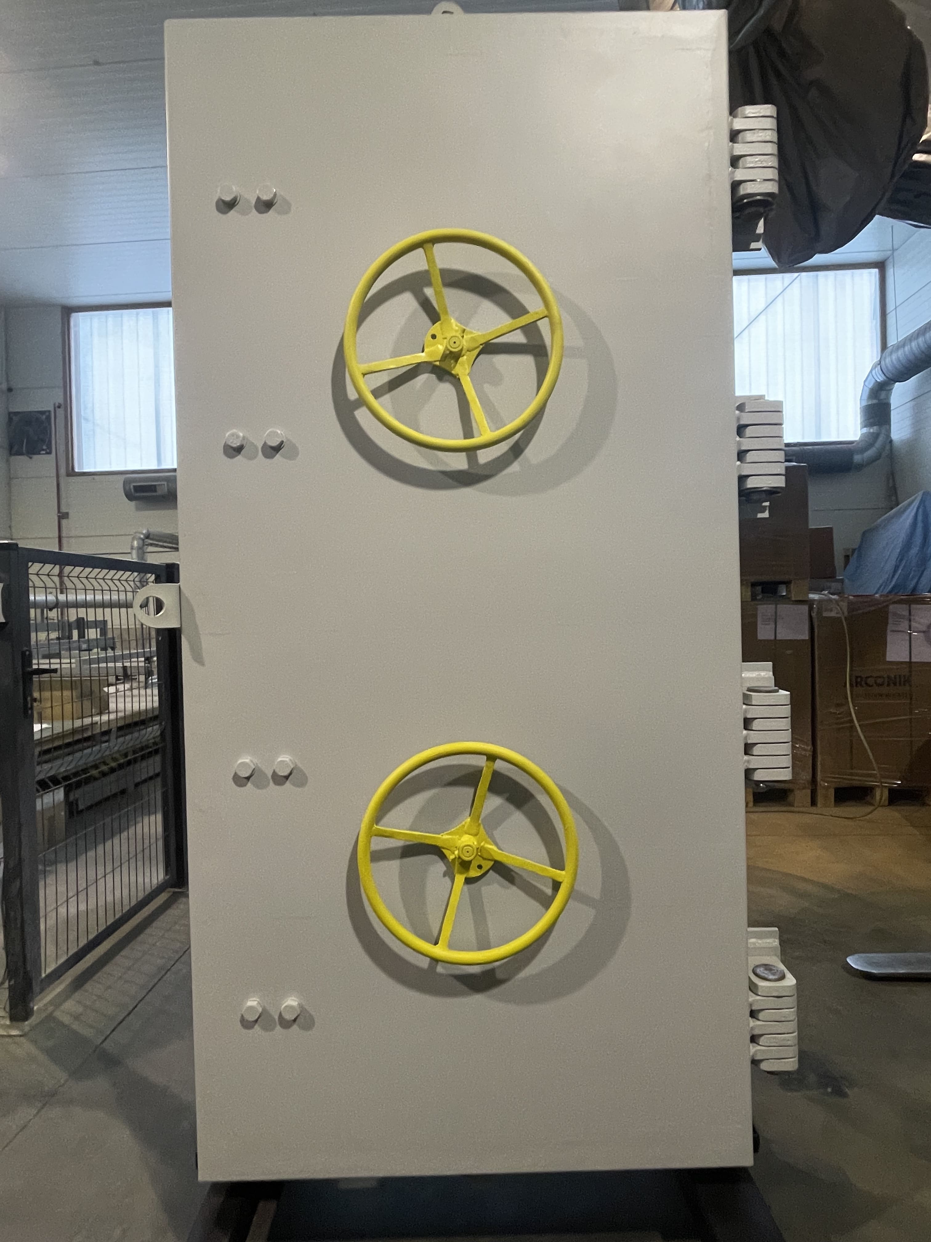 Drzwi do schronu - widok z zewewnątrz