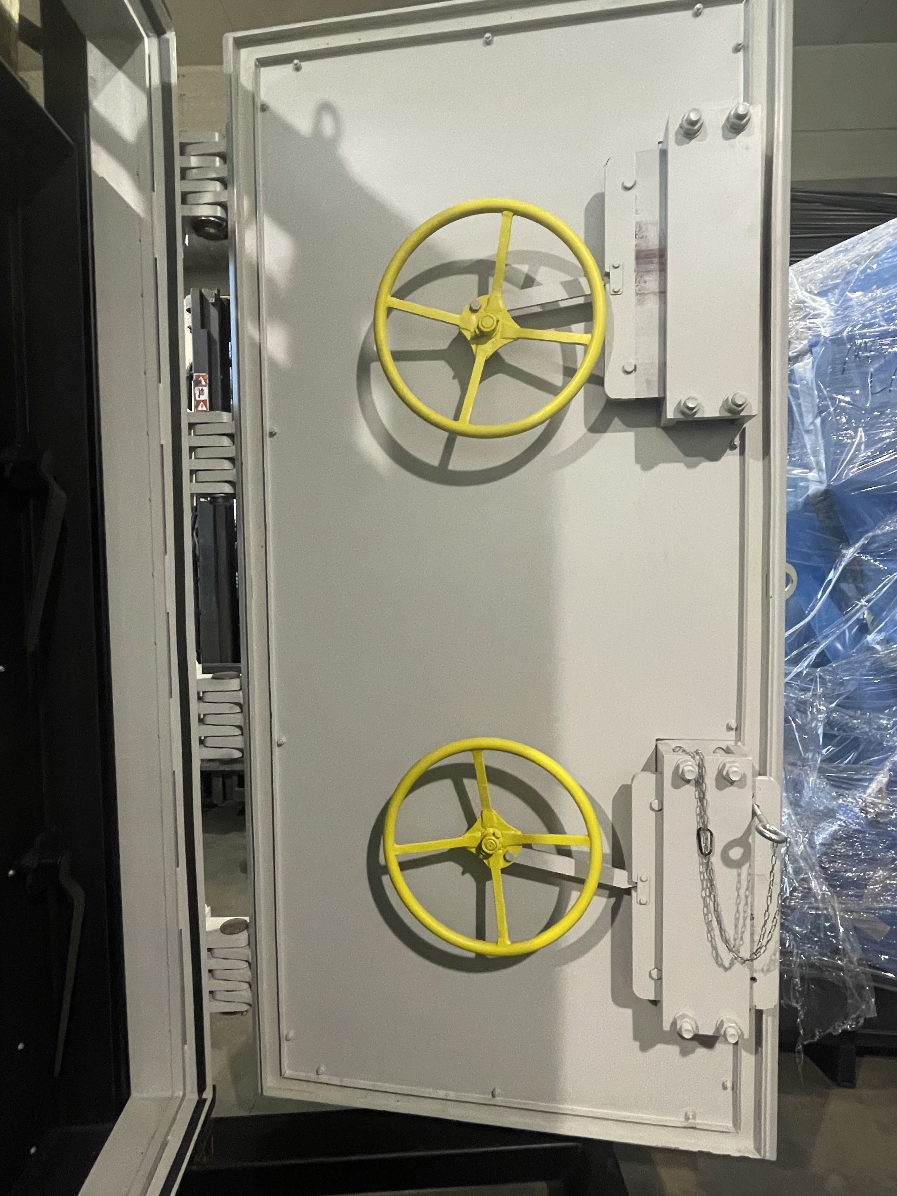 Drzwi do schronu - widok z wewnątrz