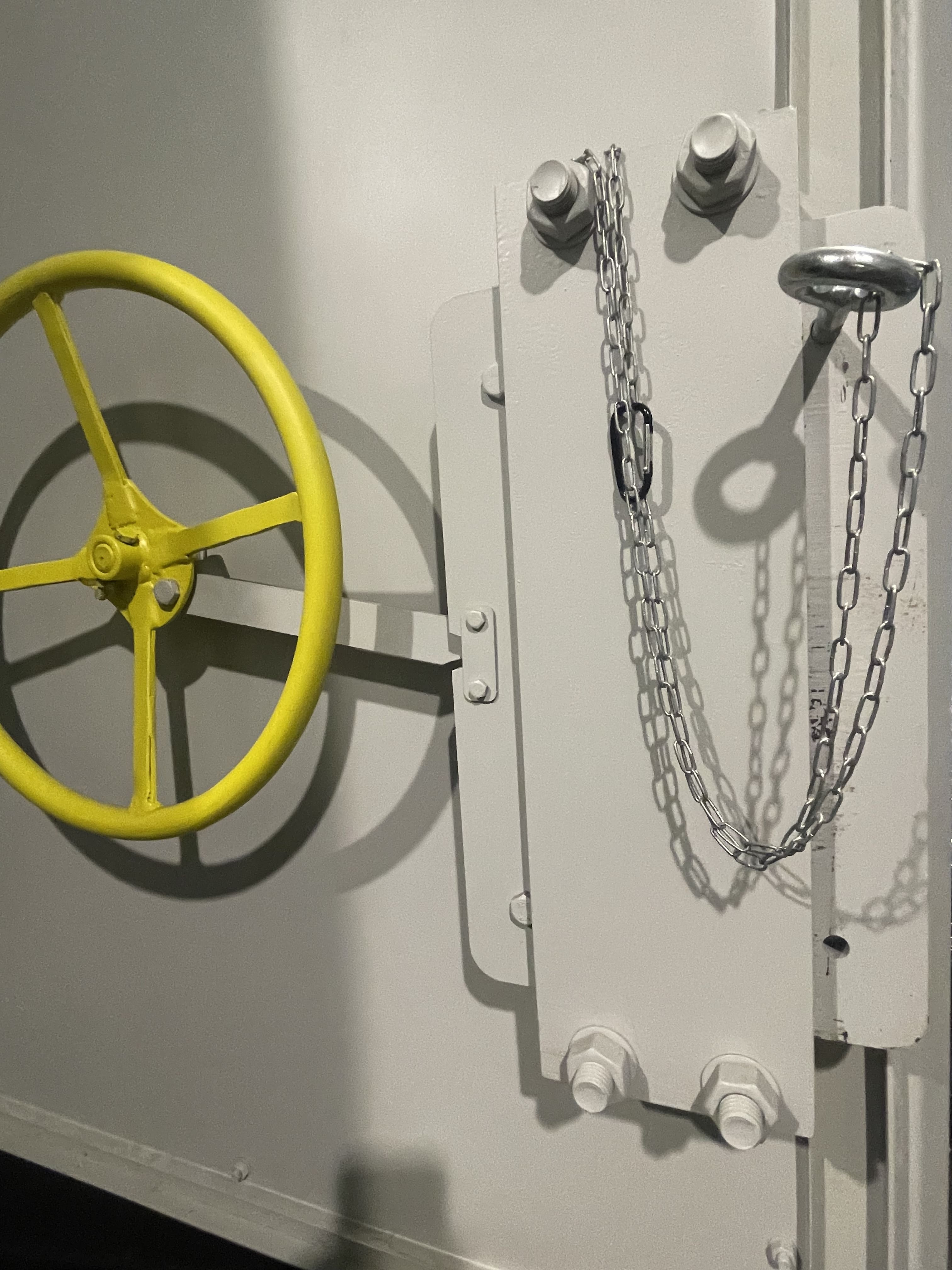 Mechanizm drzwi wejściowych do schronu - widok z wewnątrz