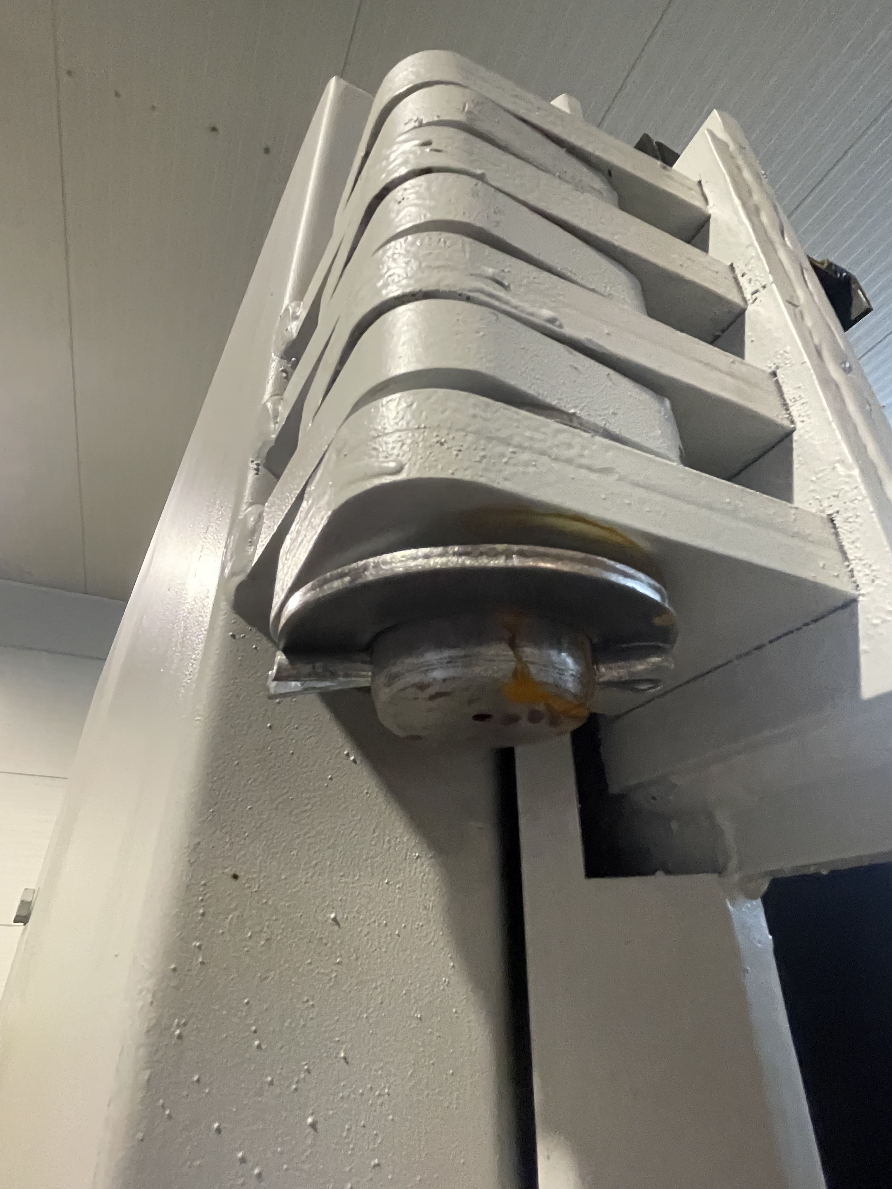 System mocowań dla drzwi do schronu