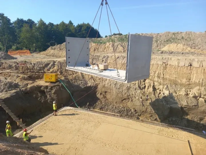 Montaż prefabrykowanego elementu przy użyciu dźwigu