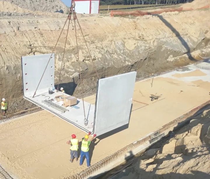 Montaż prefabrykowanego elementu przy użyciu dźwigu