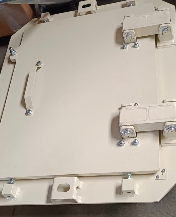 Właz kanału ucieczkowego, szczelny - widok z zewnątrz