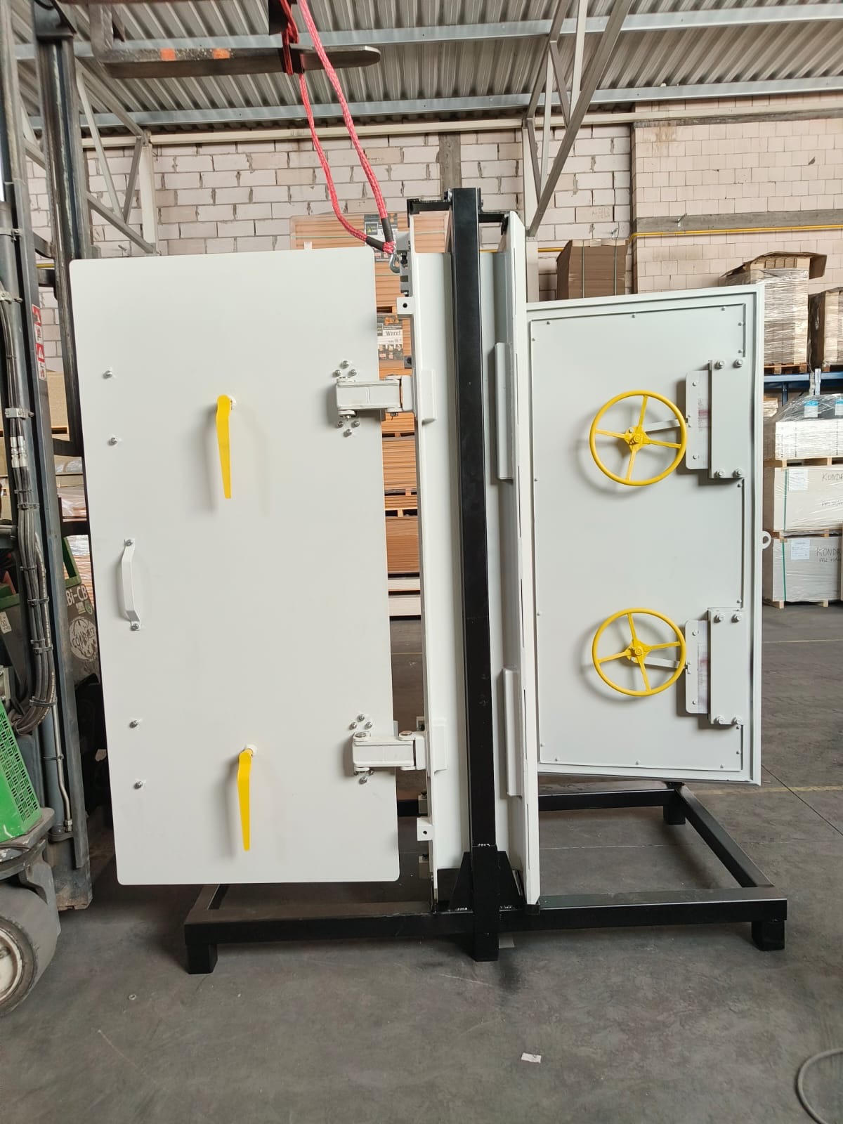 Drzwi frontowe – widok z boku z mechanizmem ryglowania